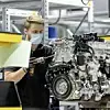 Ein Mann arbeitet an der Motorenproduktion im Daimler-Werk Untertürkheim.