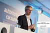 Tobias Ehlgen von ZF Friedrichshafen demonstriert auf dem automotiveIT car.summit 2024 die Einsatzmöglichkeiten von KI.