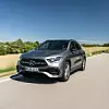 Der graue Mercedes-Benz GLA fährt auf einer Landstraße